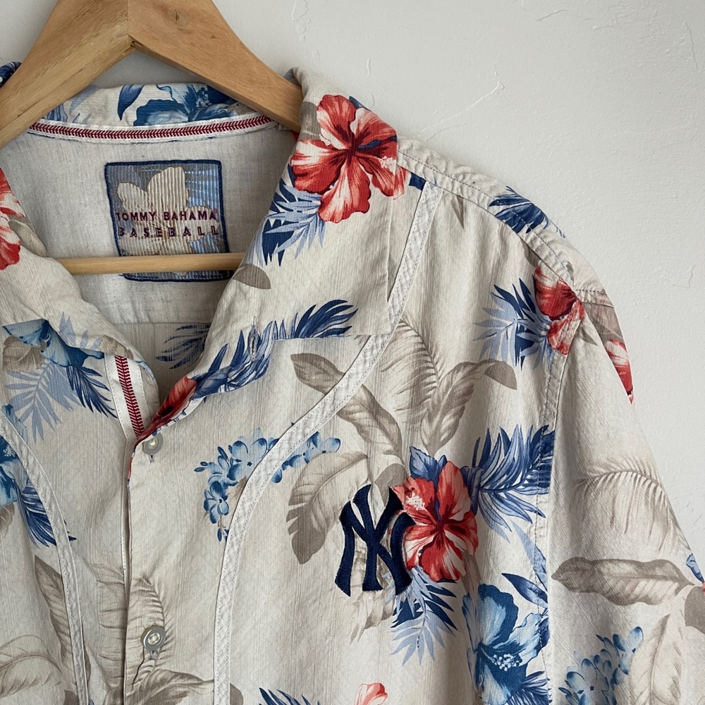 Men’s Tommy Bahama Yankees MLB® Trikala Keys Camp Shirt